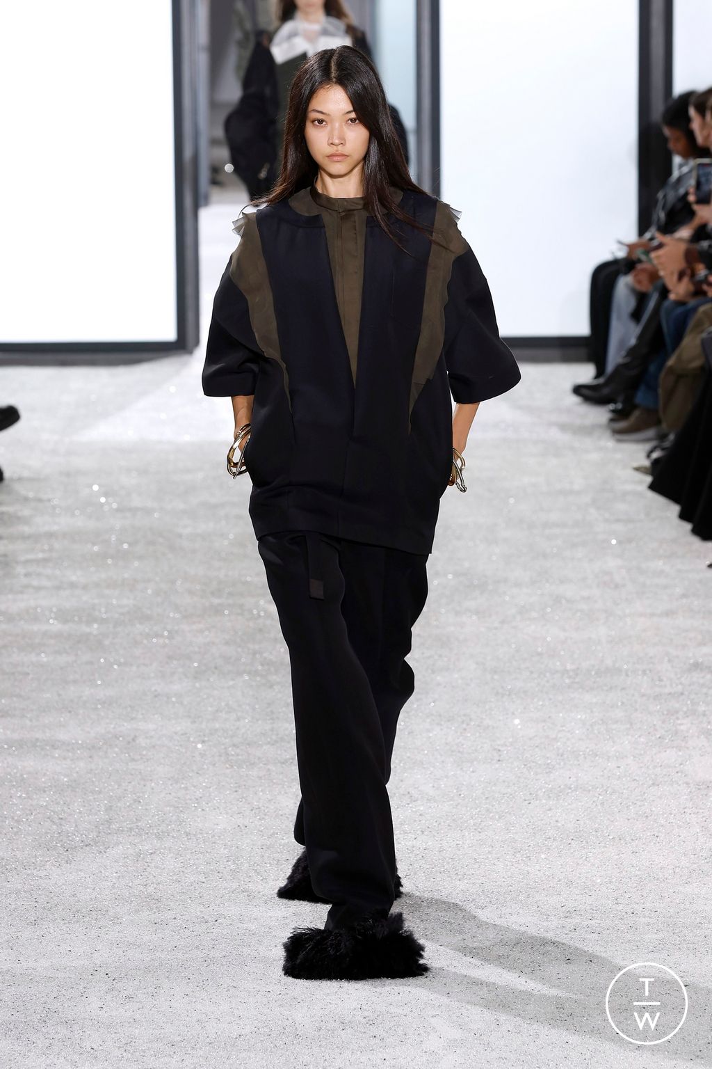 Fashion Week Paris Spring/Summer 2025 look 20 from the Sacai collection womenswear