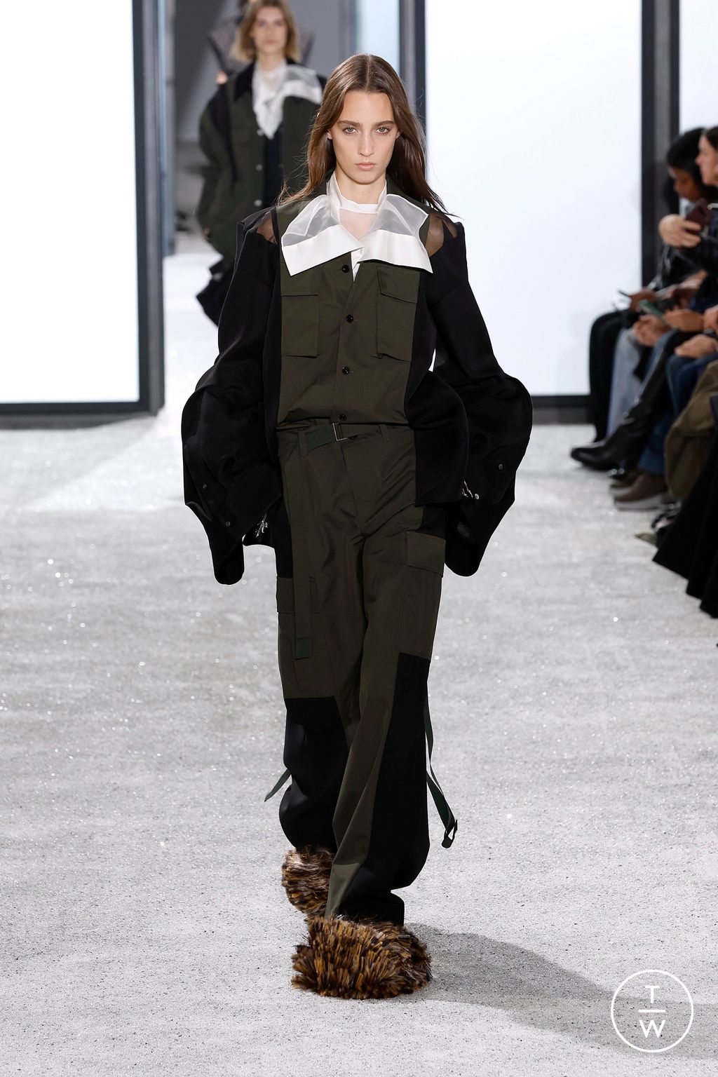 Fashion Week Paris Spring/Summer 2025 look 21 from the Sacai collection womenswear