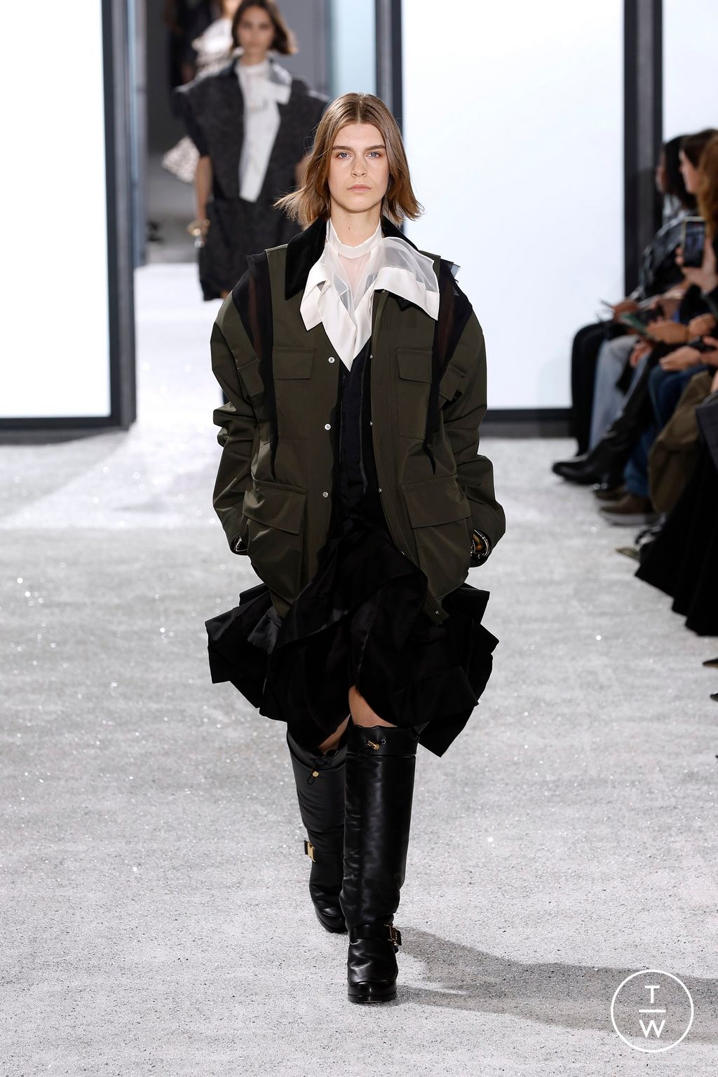 Fashion Week Paris Spring/Summer 2025 look 22 from the Sacai collection womenswear