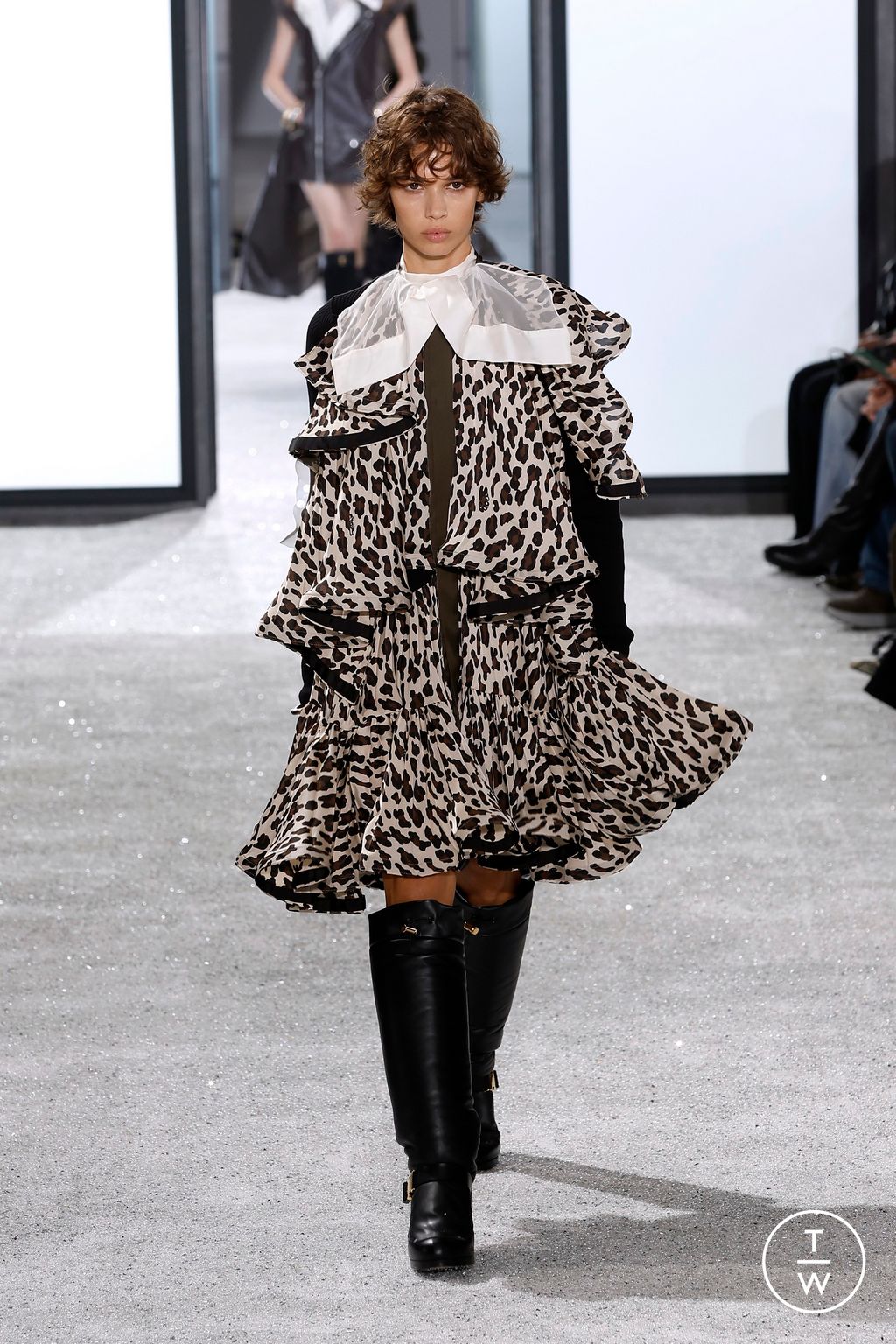 Fashion Week Paris Spring/Summer 2025 look 24 from the Sacai collection womenswear