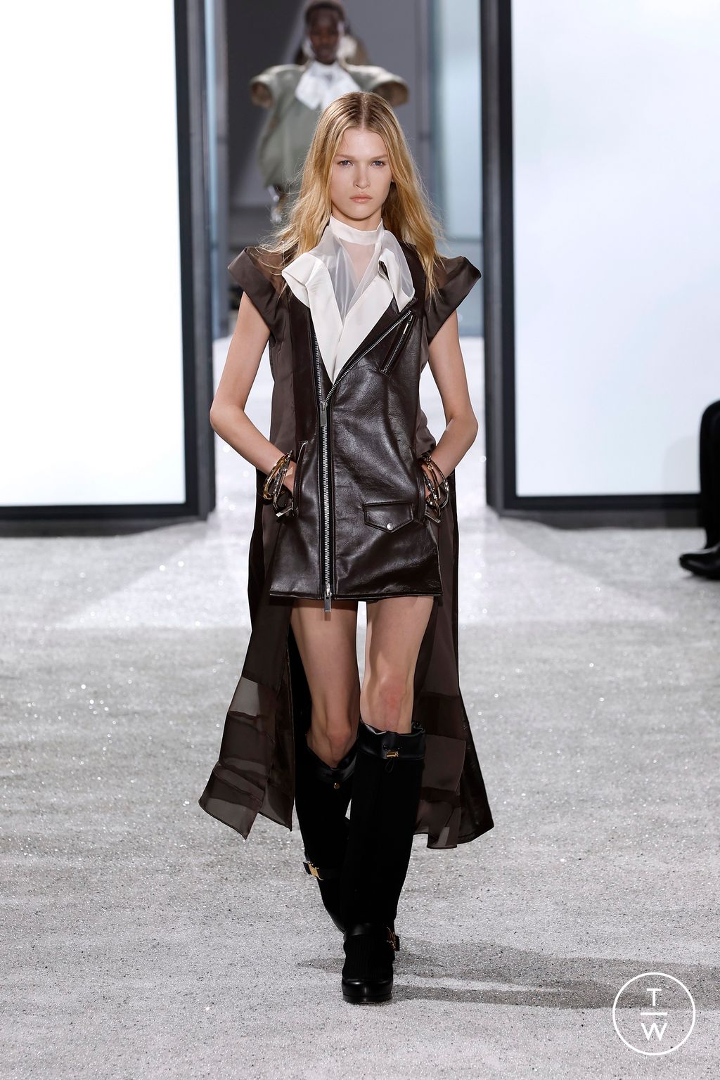Fashion Week Paris Spring/Summer 2025 look 25 from the Sacai collection womenswear