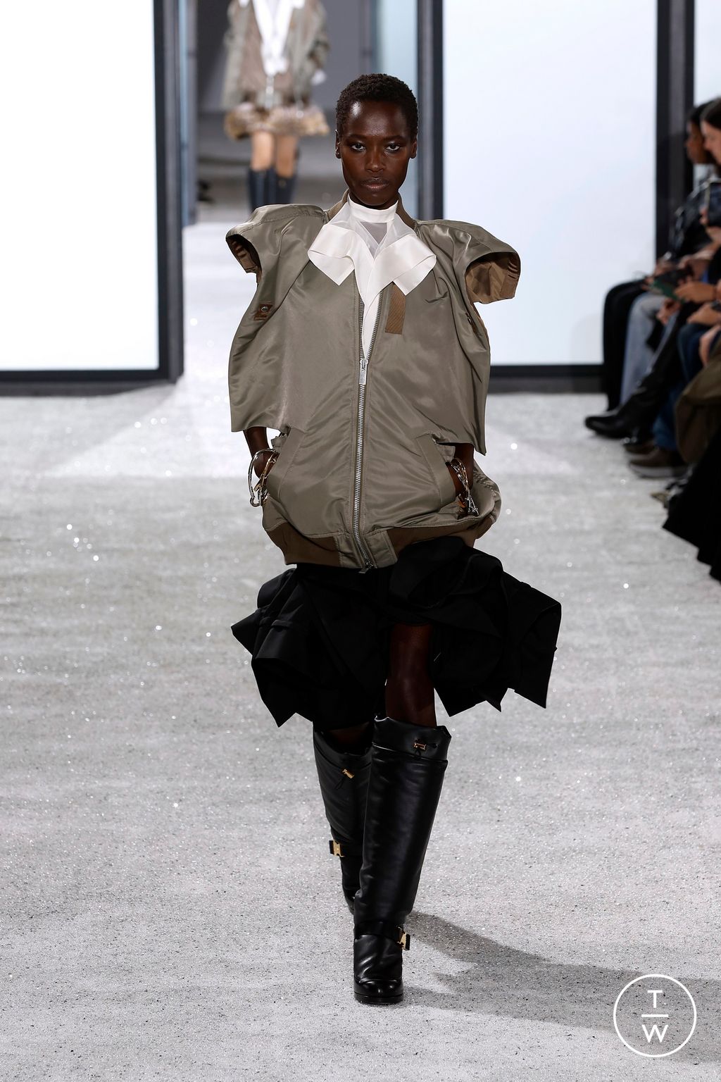 Fashion Week Paris Spring/Summer 2025 look 26 from the Sacai collection womenswear