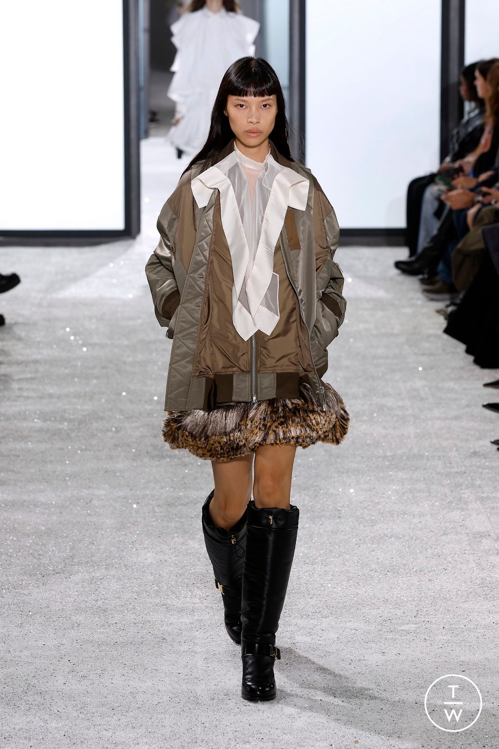 Fashion Week Paris Spring/Summer 2025 look 27 from the Sacai collection womenswear