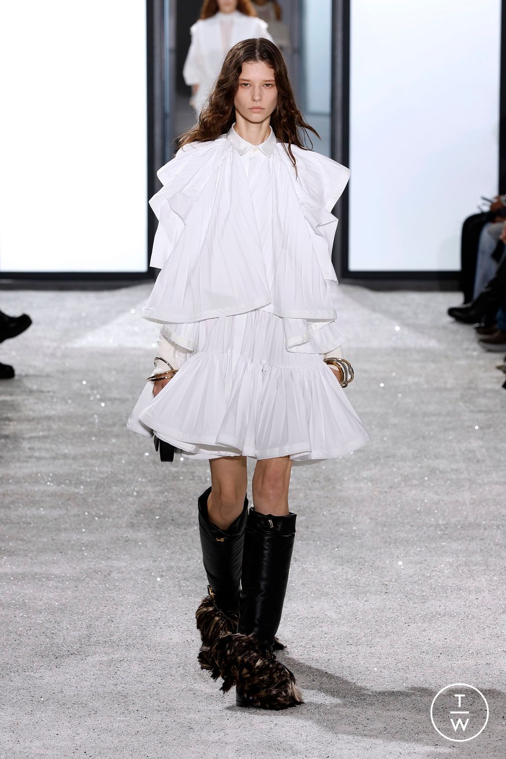 Fashion Week Paris Spring/Summer 2025 look 28 from the Sacai collection womenswear