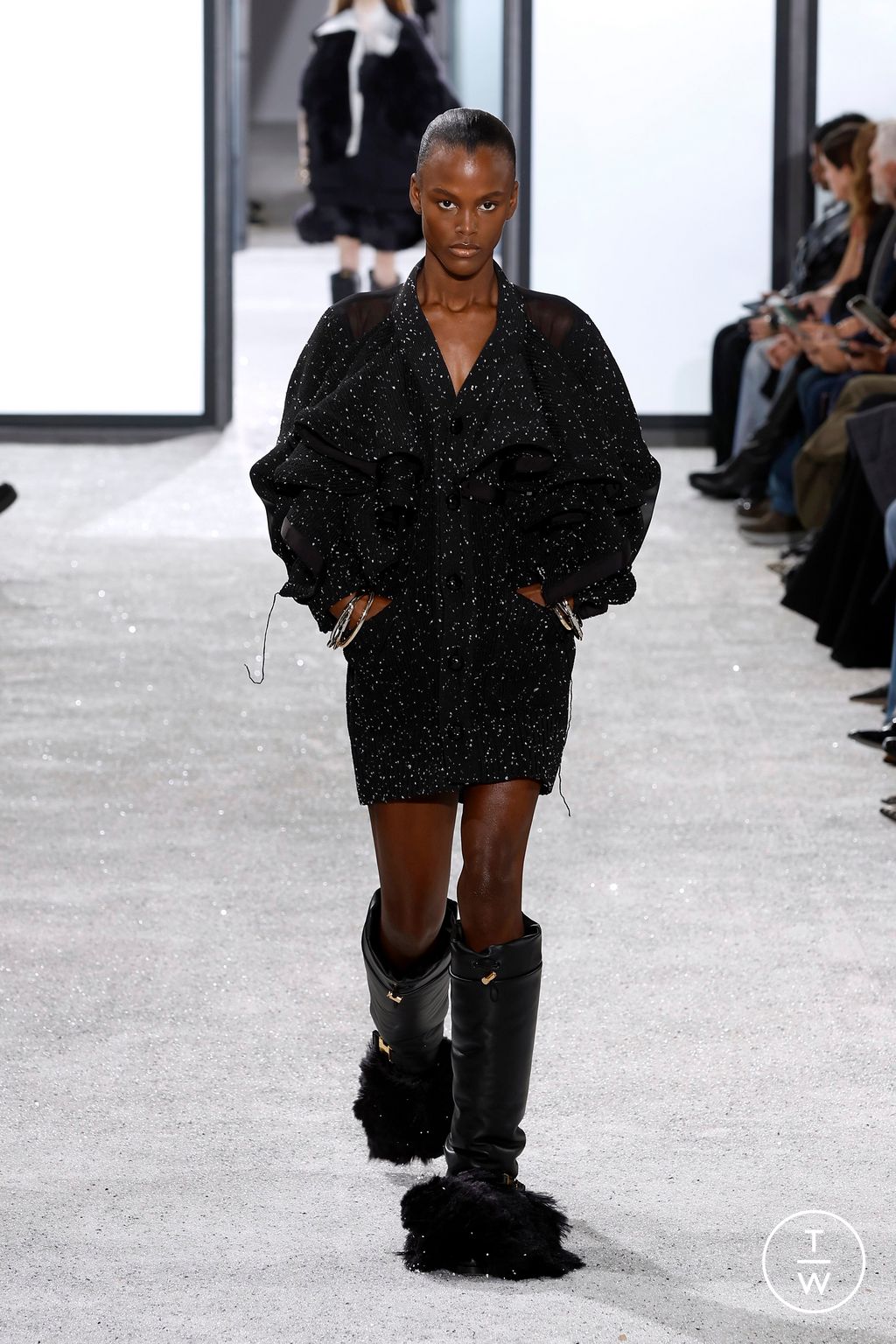 Fashion Week Paris Spring/Summer 2025 look 32 from the Sacai collection womenswear