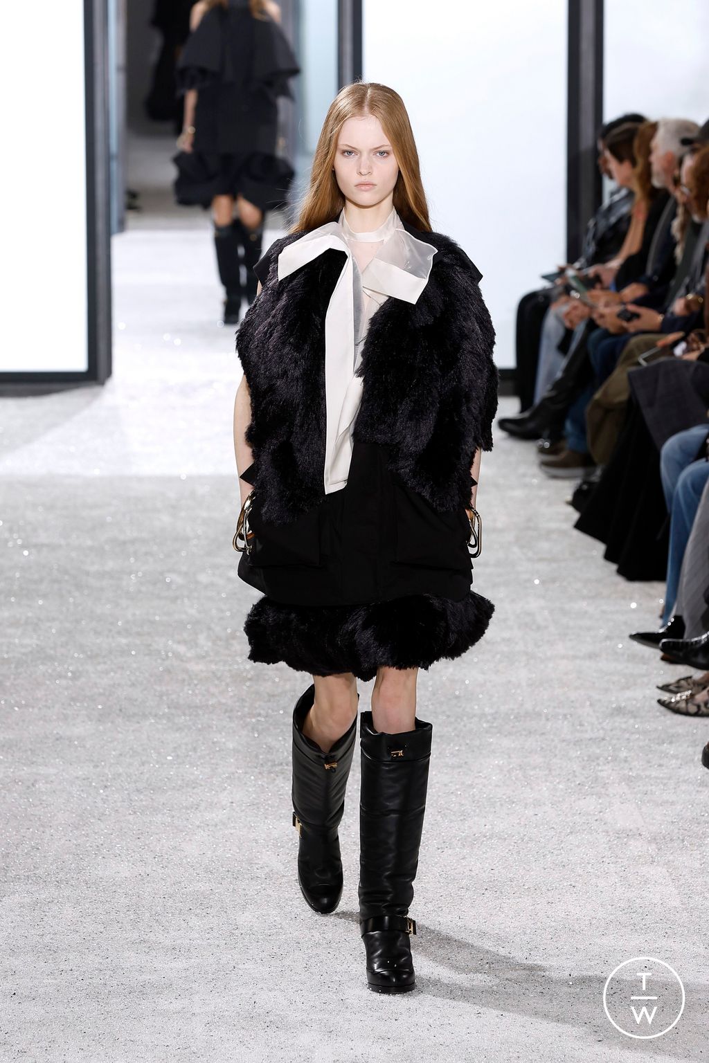 Fashion Week Paris Spring/Summer 2025 look 33 from the Sacai collection womenswear