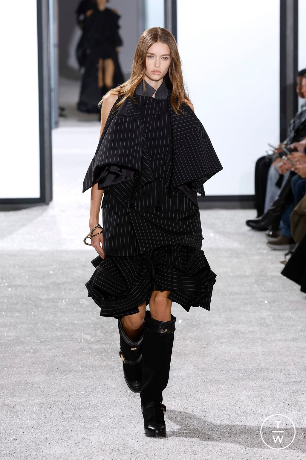 Fashion Week Paris Spring/Summer 2025 look 34 from the Sacai collection womenswear