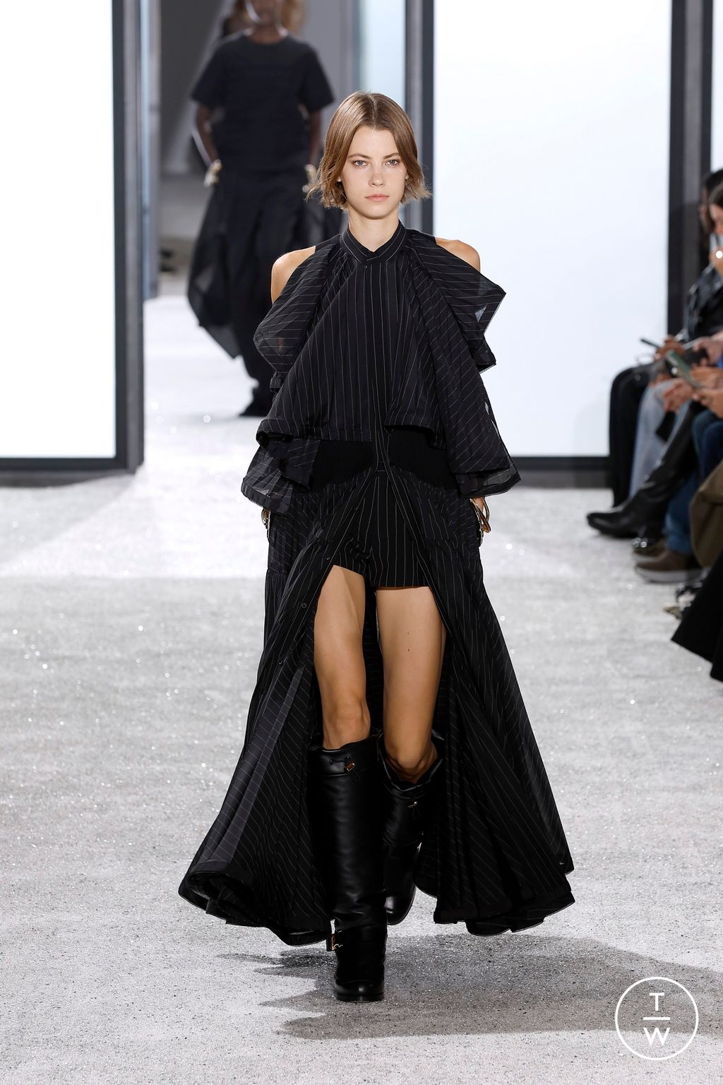 Fashion Week Paris Spring/Summer 2025 look 35 from the Sacai collection womenswear