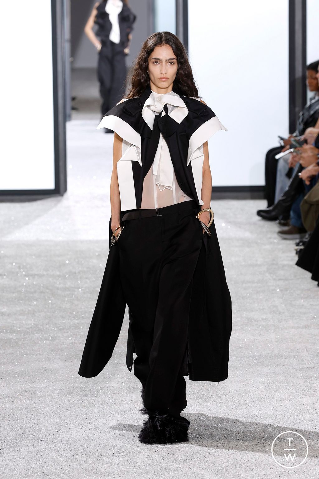 Fashion Week Paris Spring/Summer 2025 look 41 from the Sacai collection womenswear