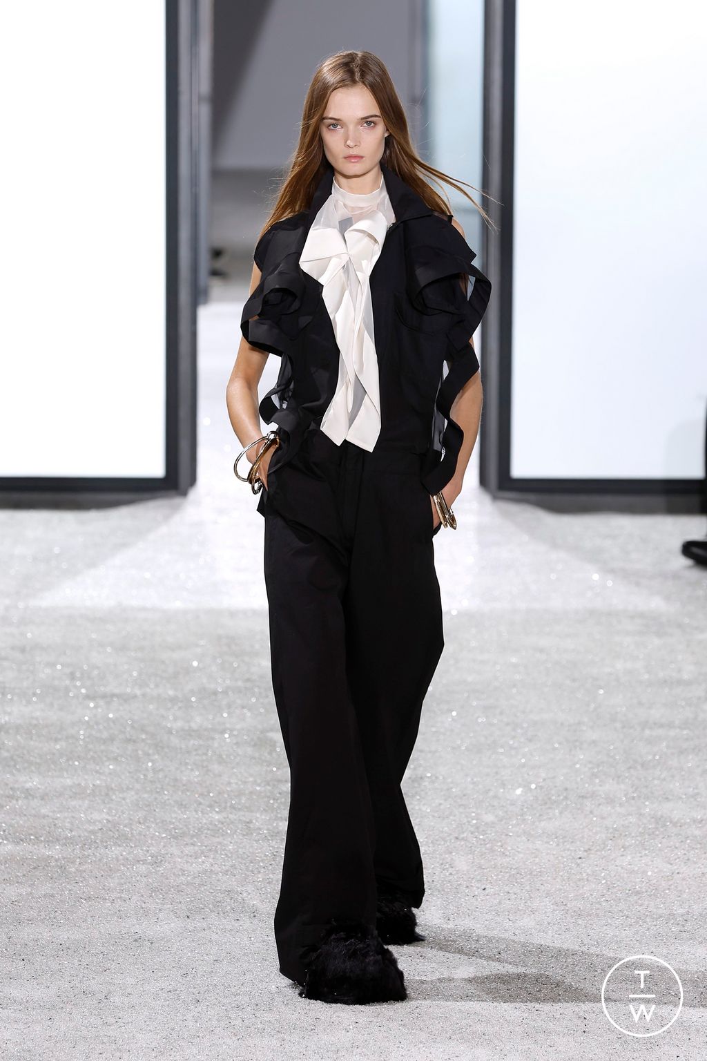 Fashion Week Paris Spring/Summer 2025 look 42 from the Sacai collection womenswear