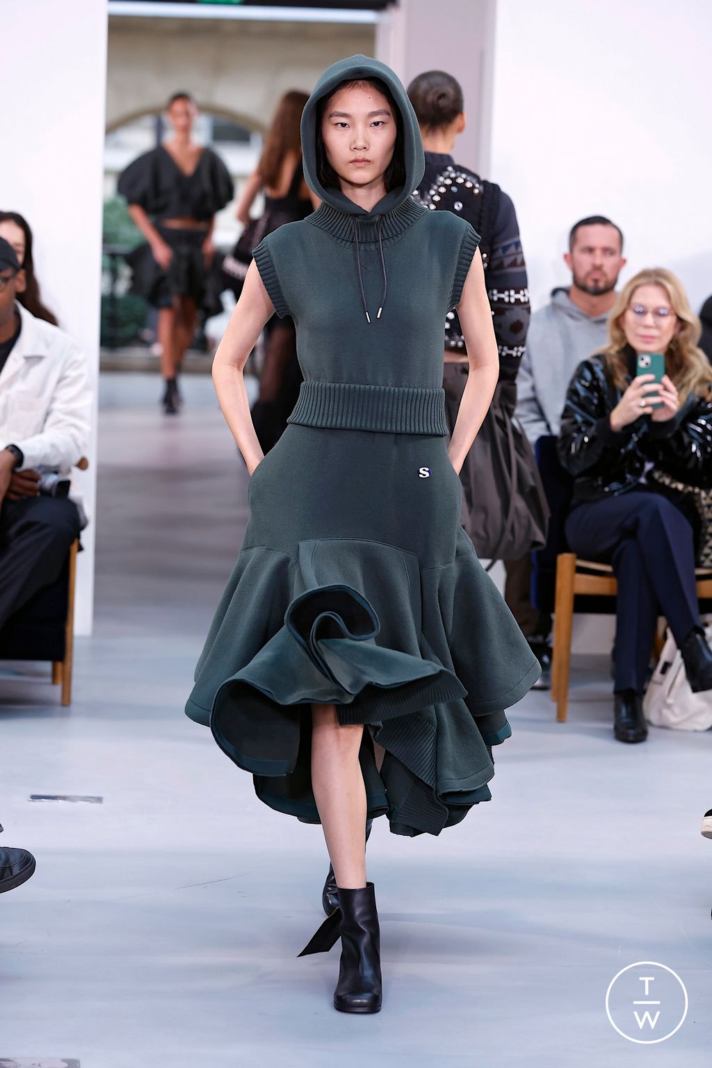 Fashion Week Paris Spring/Summer 2026 look 16 from the Sacai collection womenswear