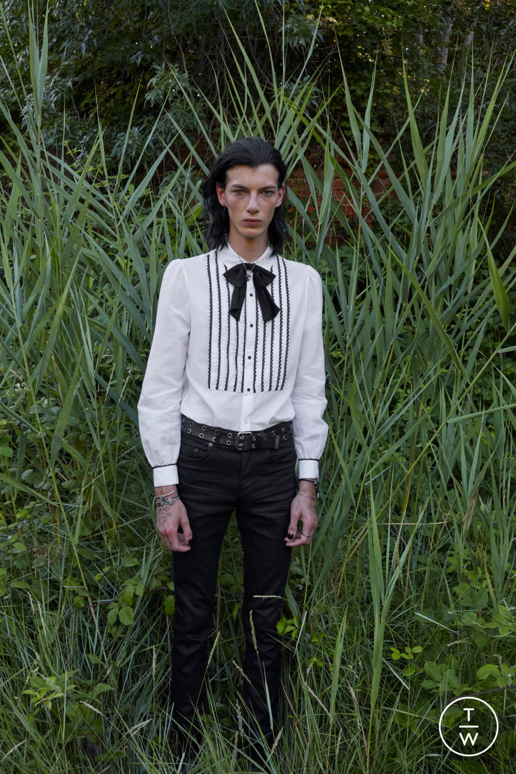 Fashion Week Paris Spring/Summer 2022 look 2 from the Saint Laurent collection 男装