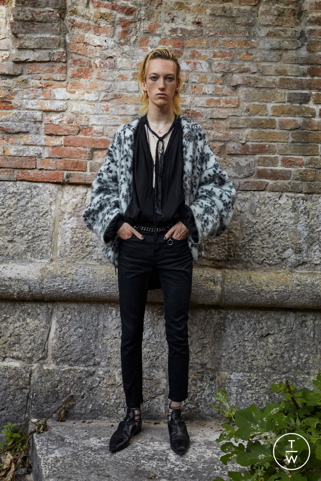 Fashion Week Paris Spring/Summer 2022 look 13 from the Saint Laurent collection menswear