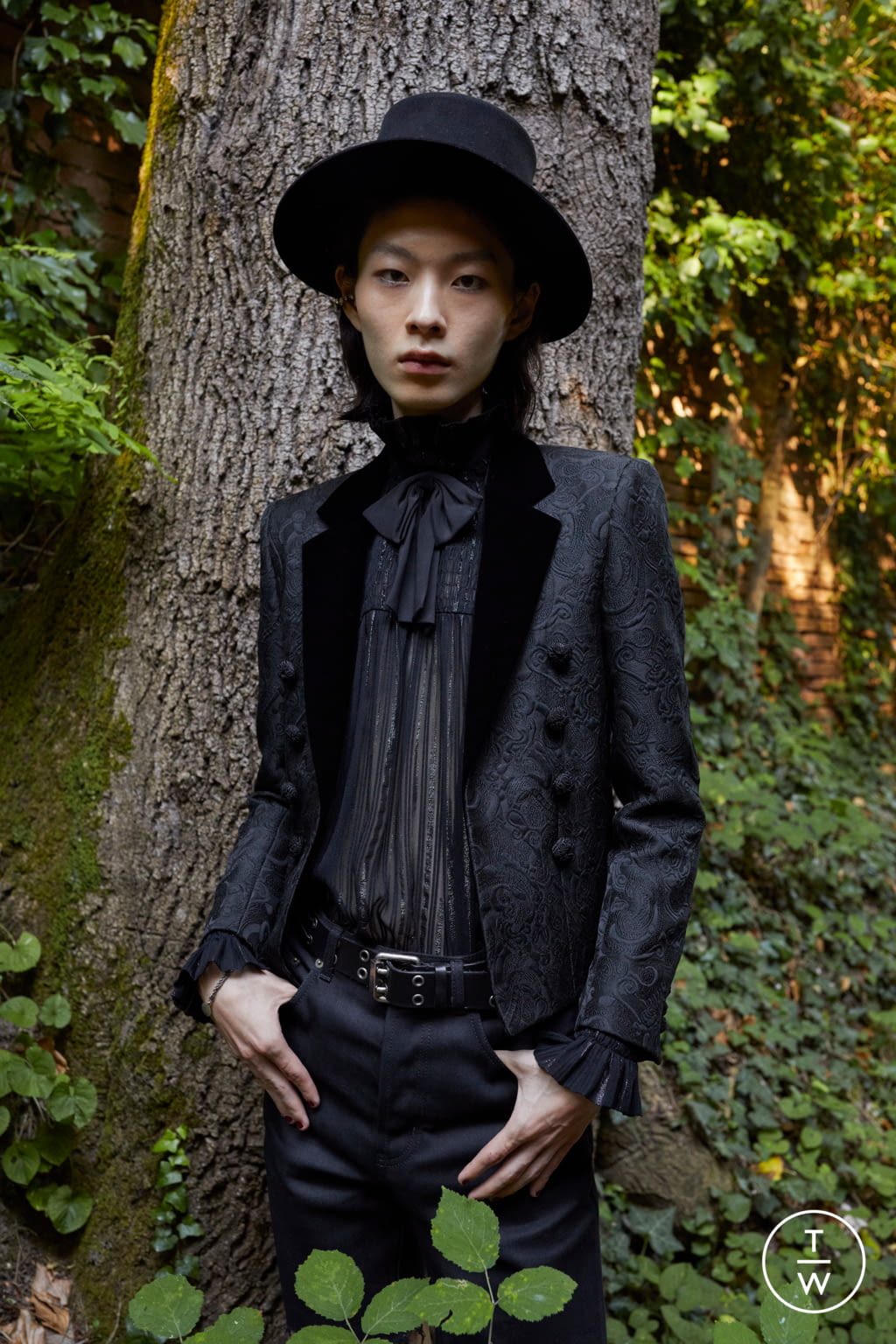 Fashion Week Paris Spring/Summer 2022 look 17 from the Saint Laurent collection 男装
