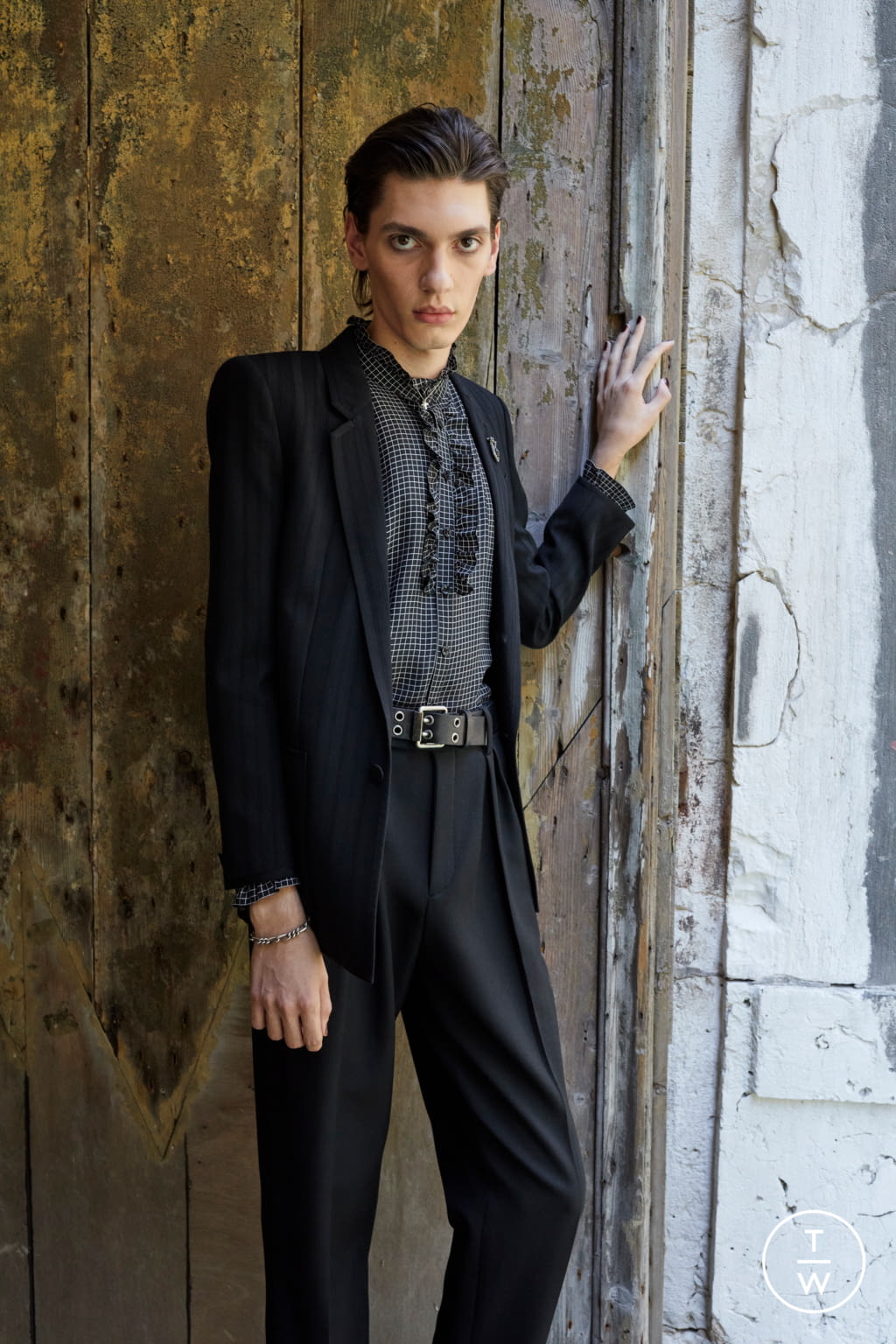 Fashion Week Paris Spring/Summer 2022 look 29 from the Saint Laurent collection 男装