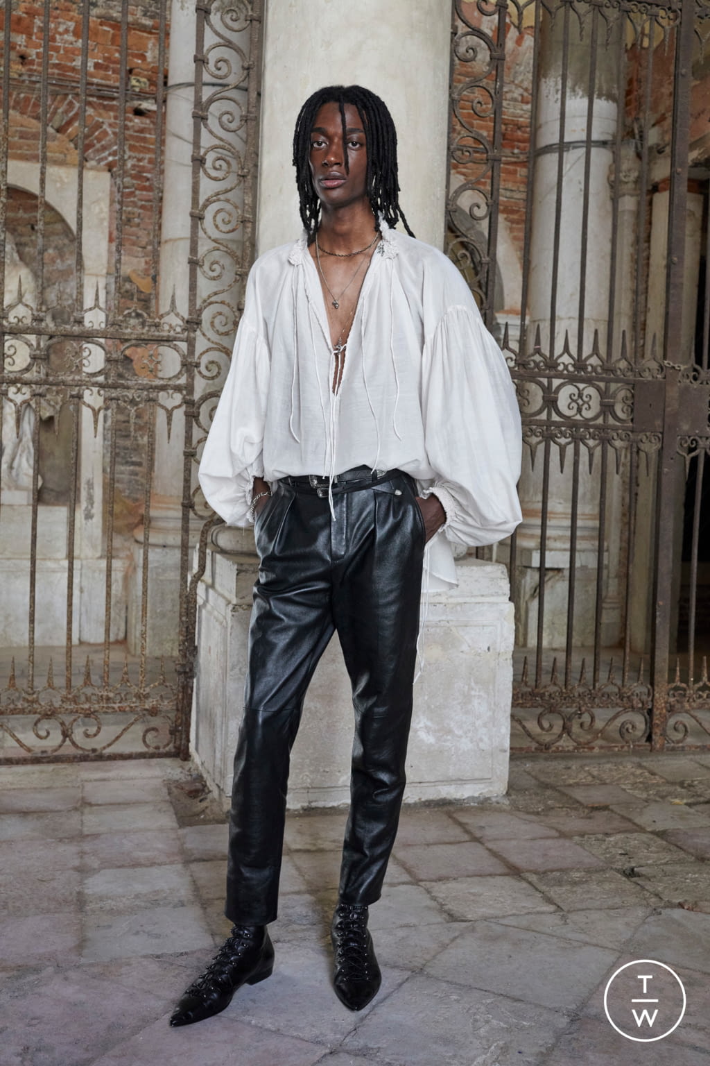 Fashion Week Paris Spring/Summer 2022 look 40 from the Saint Laurent collection 男装