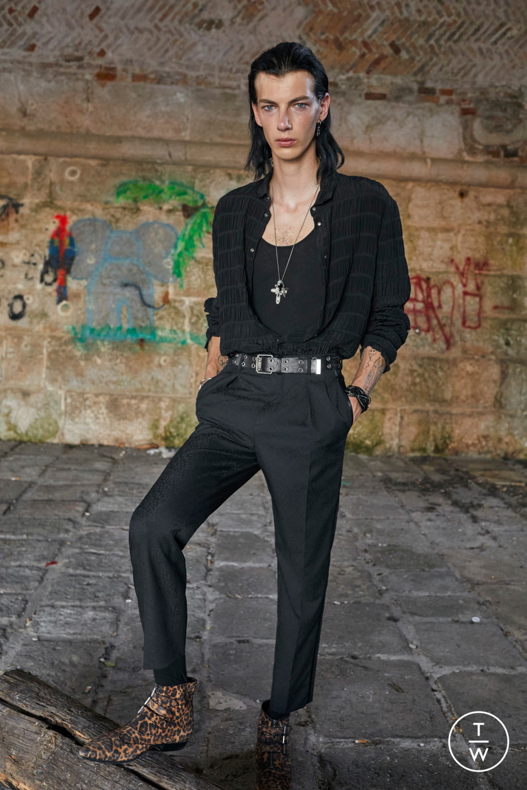 Fashion Week Paris Spring/Summer 2022 look 57 from the Saint Laurent collection 男装
