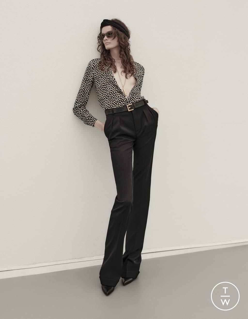 Fashion Week Paris Resort 2022 look 21 from the Saint Laurent collection 女装