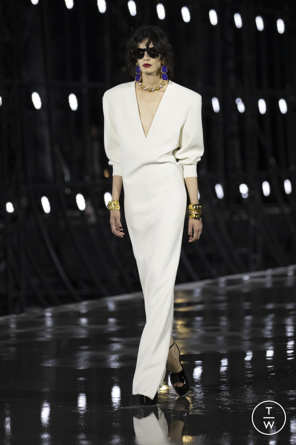 Fashion Week Paris Spring/Summer 2022 look 1 from the Saint Laurent collection 女装