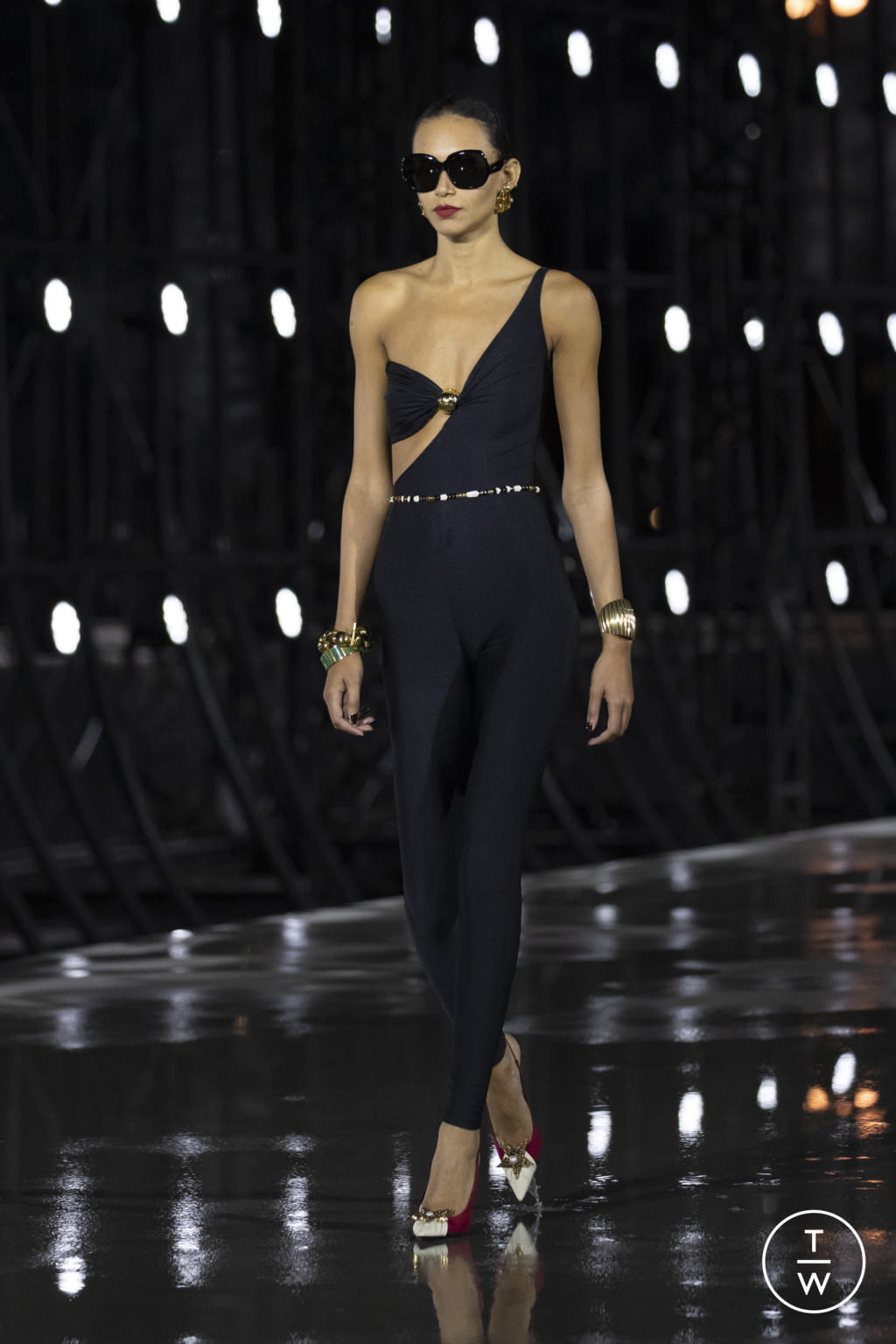 Fashion Week Paris Spring/Summer 2022 look 5 from the Saint Laurent collection 女装