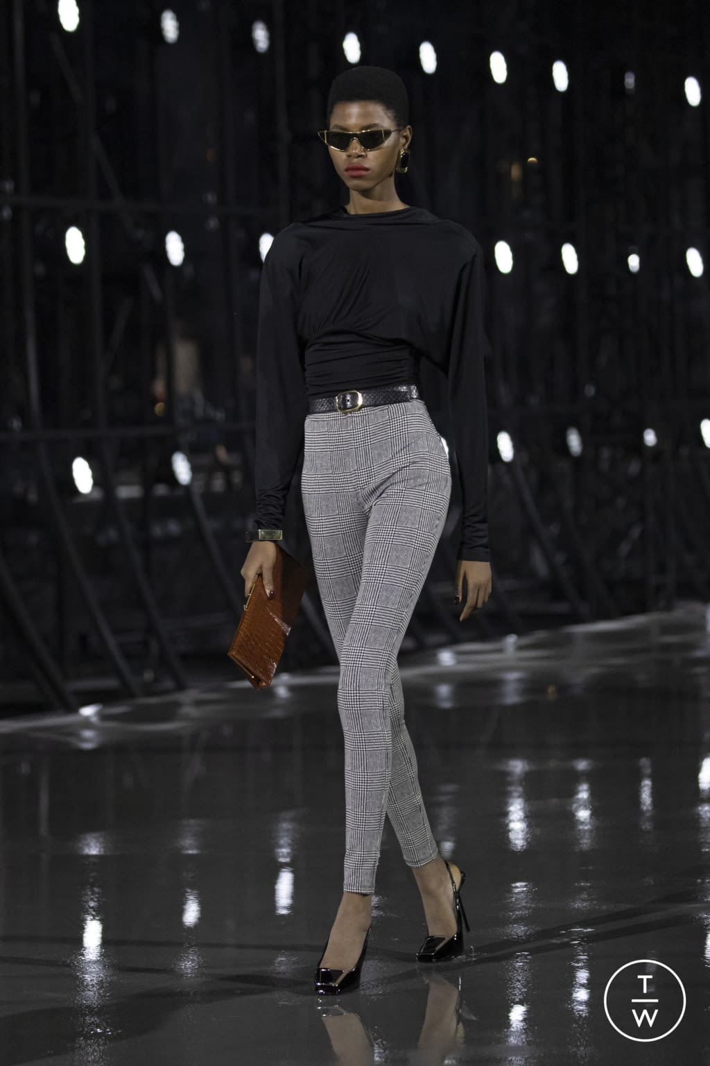Fashion Week Paris Spring/Summer 2022 look 9 from the Saint Laurent collection 女装