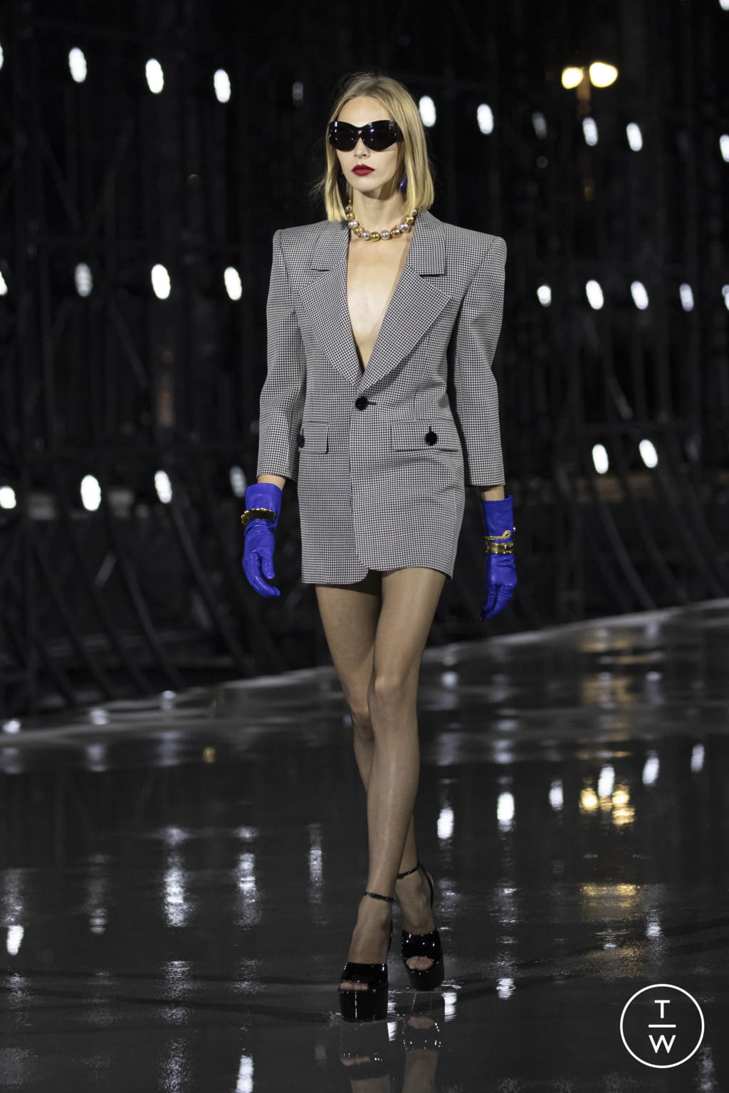 Fashion Week Paris Spring/Summer 2022 look 10 from the Saint Laurent collection 女装