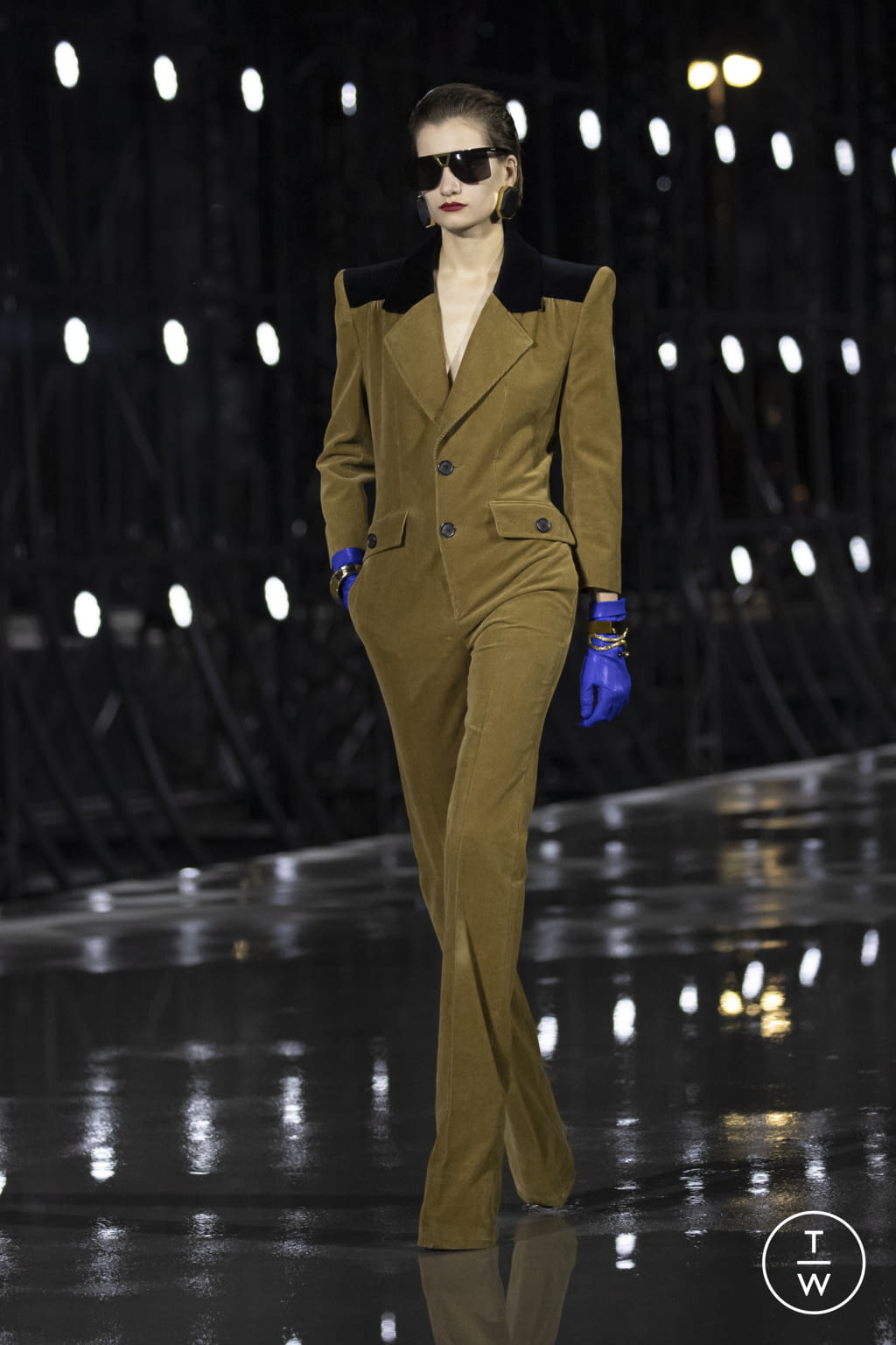 Fashion Week Paris Spring/Summer 2022 look 15 from the Saint Laurent collection womenswear
