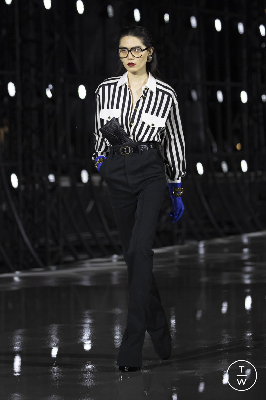 Fashion Week Paris Spring/Summer 2022 look 17 from the Saint Laurent collection womenswear