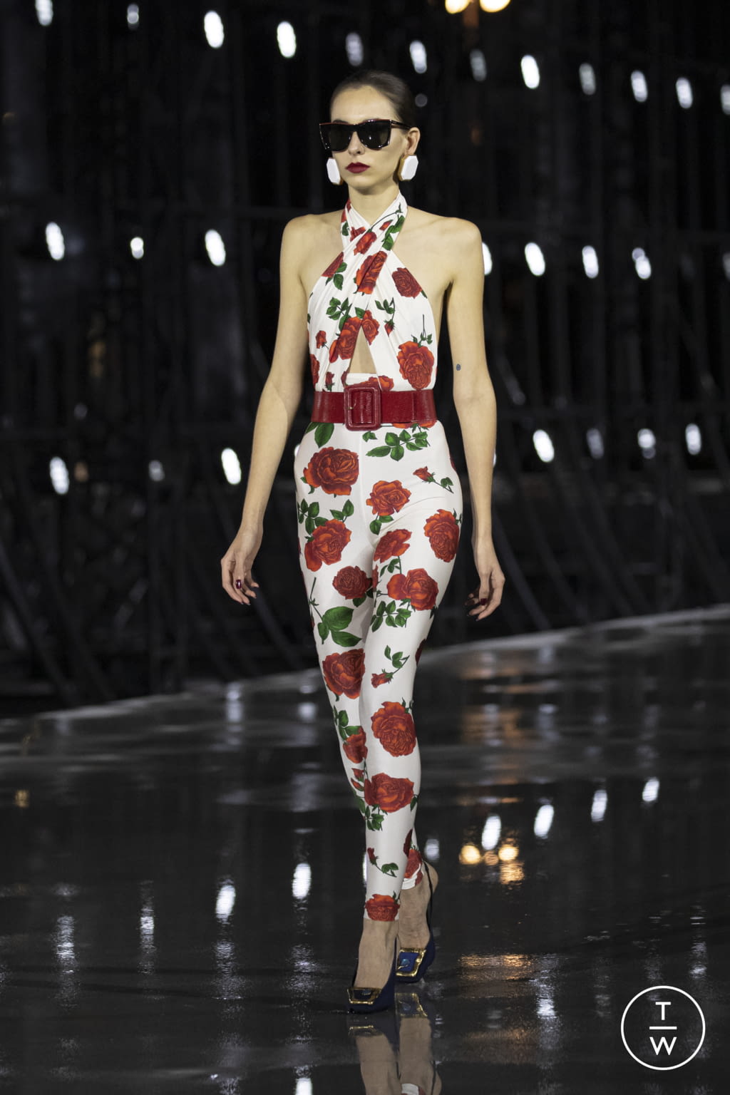 Fashion Week Paris Spring/Summer 2022 look 18 from the Saint Laurent collection 女装