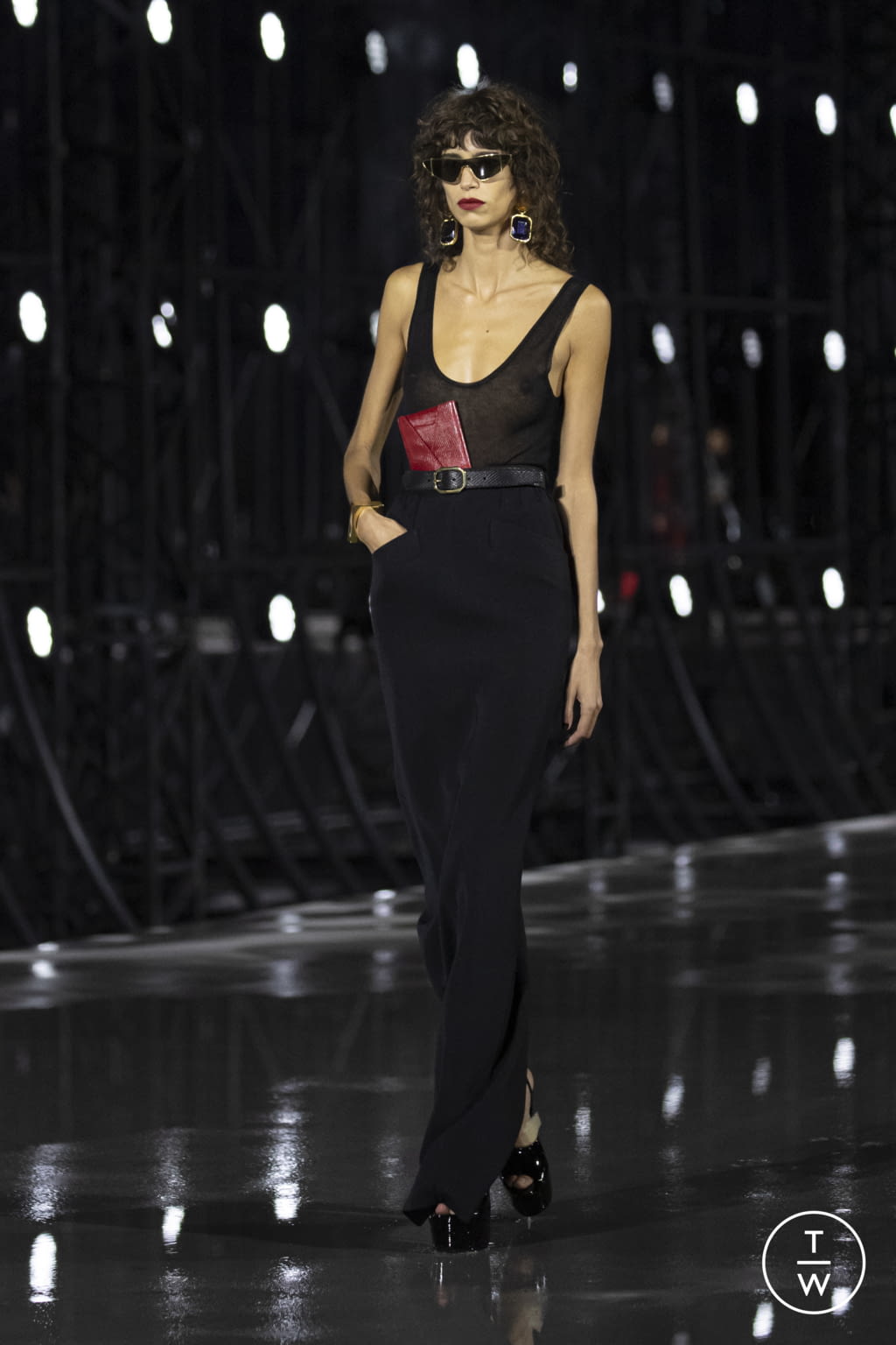 Fashion Week Paris Spring/Summer 2022 look 23 from the Saint Laurent collection 女装