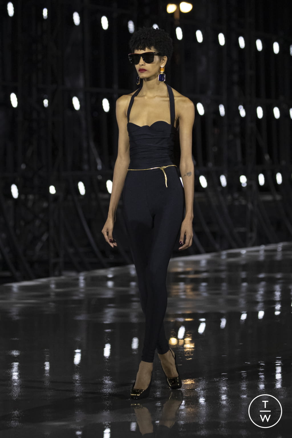Fashion Week Paris Spring/Summer 2022 look 26 from the Saint Laurent collection 女装