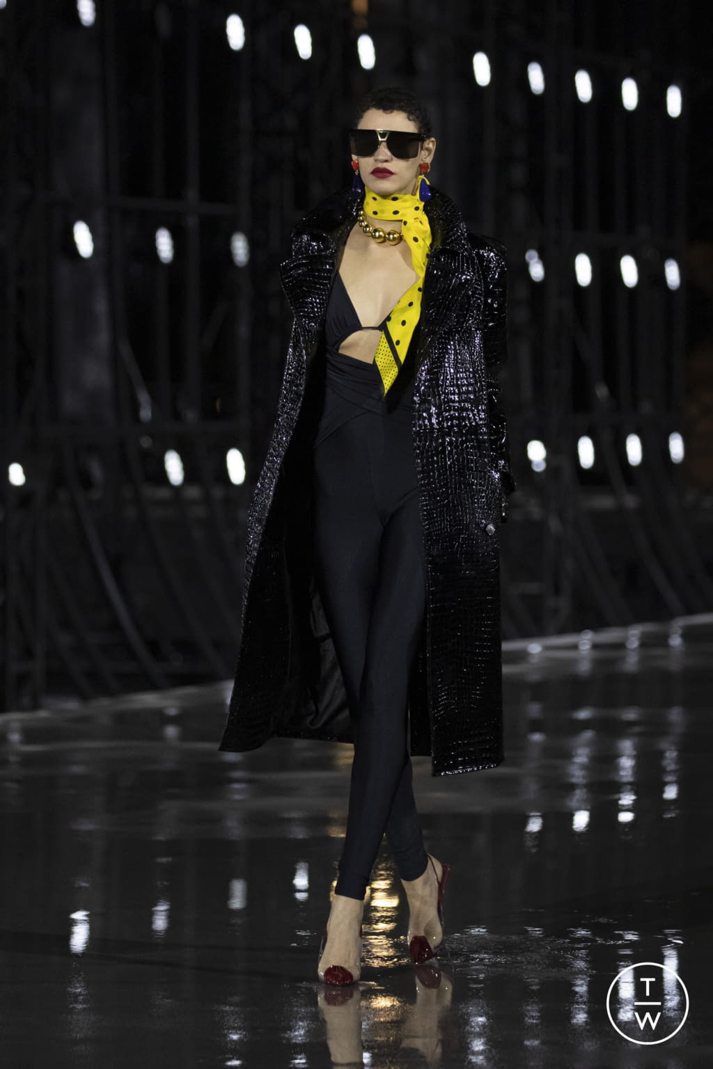 Fashion Week Paris Spring/Summer 2022 look 28 from the Saint Laurent collection 女装