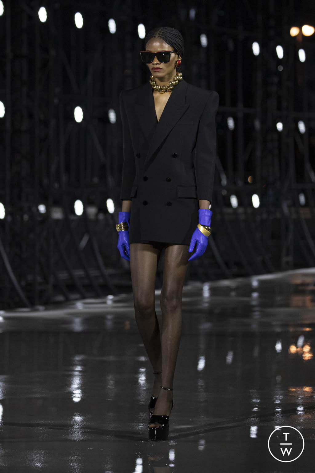 Fashion Week Paris Spring/Summer 2022 look 31 from the Saint Laurent collection 女装