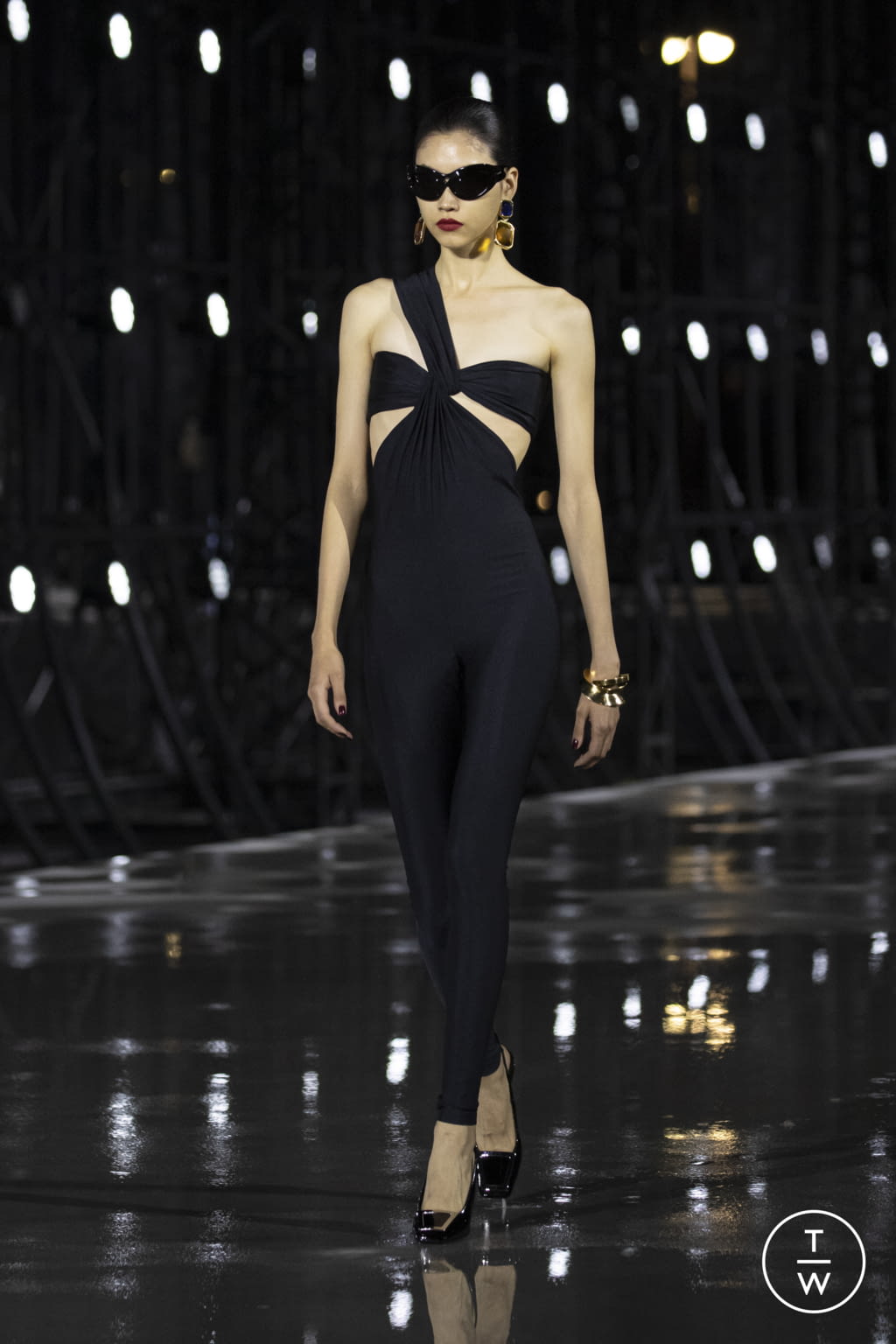 Fashion Week Paris Spring/Summer 2022 look 32 from the Saint Laurent collection womenswear