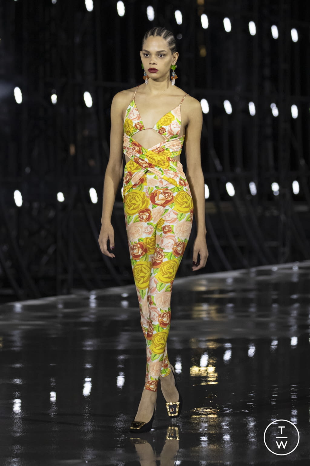 Fashion Week Paris Spring/Summer 2022 look 43 from the Saint Laurent collection 女装