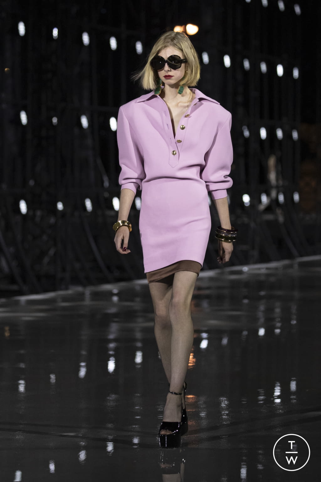Fashion Week Paris Spring/Summer 2022 look 45 from the Saint Laurent collection 女装