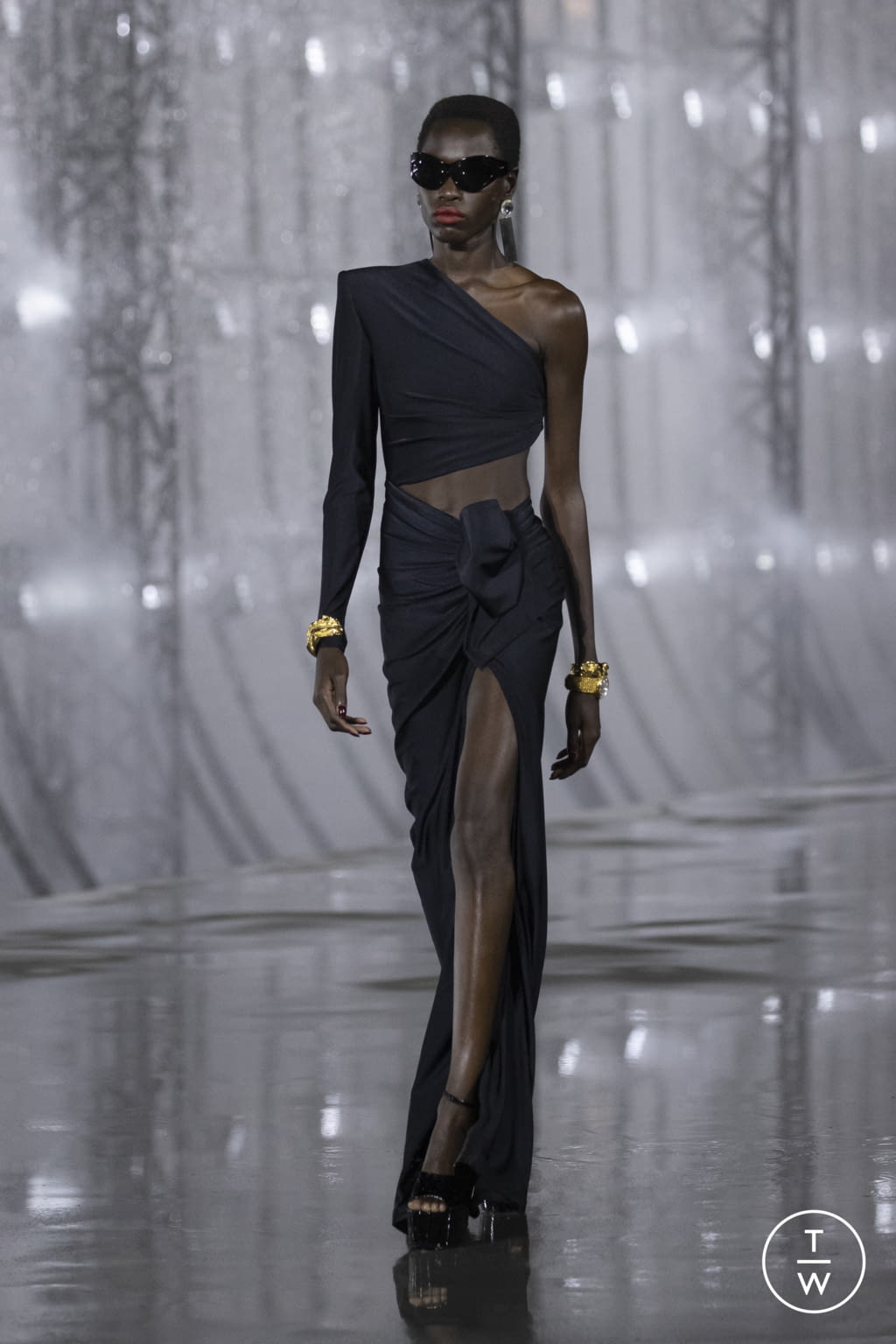 Fashion Week Paris Spring/Summer 2022 look 54 from the Saint Laurent collection 女装