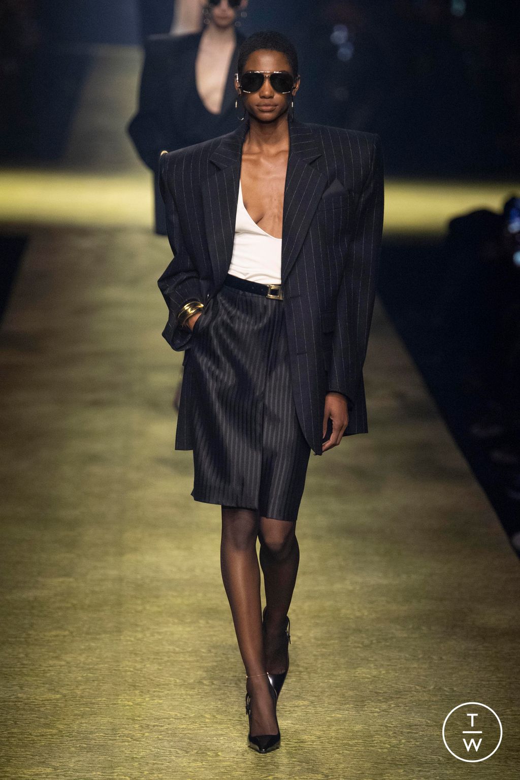 Fashion Week Paris Fall/Winter 2023 look 1 de la collection Saint Laurent womenswear