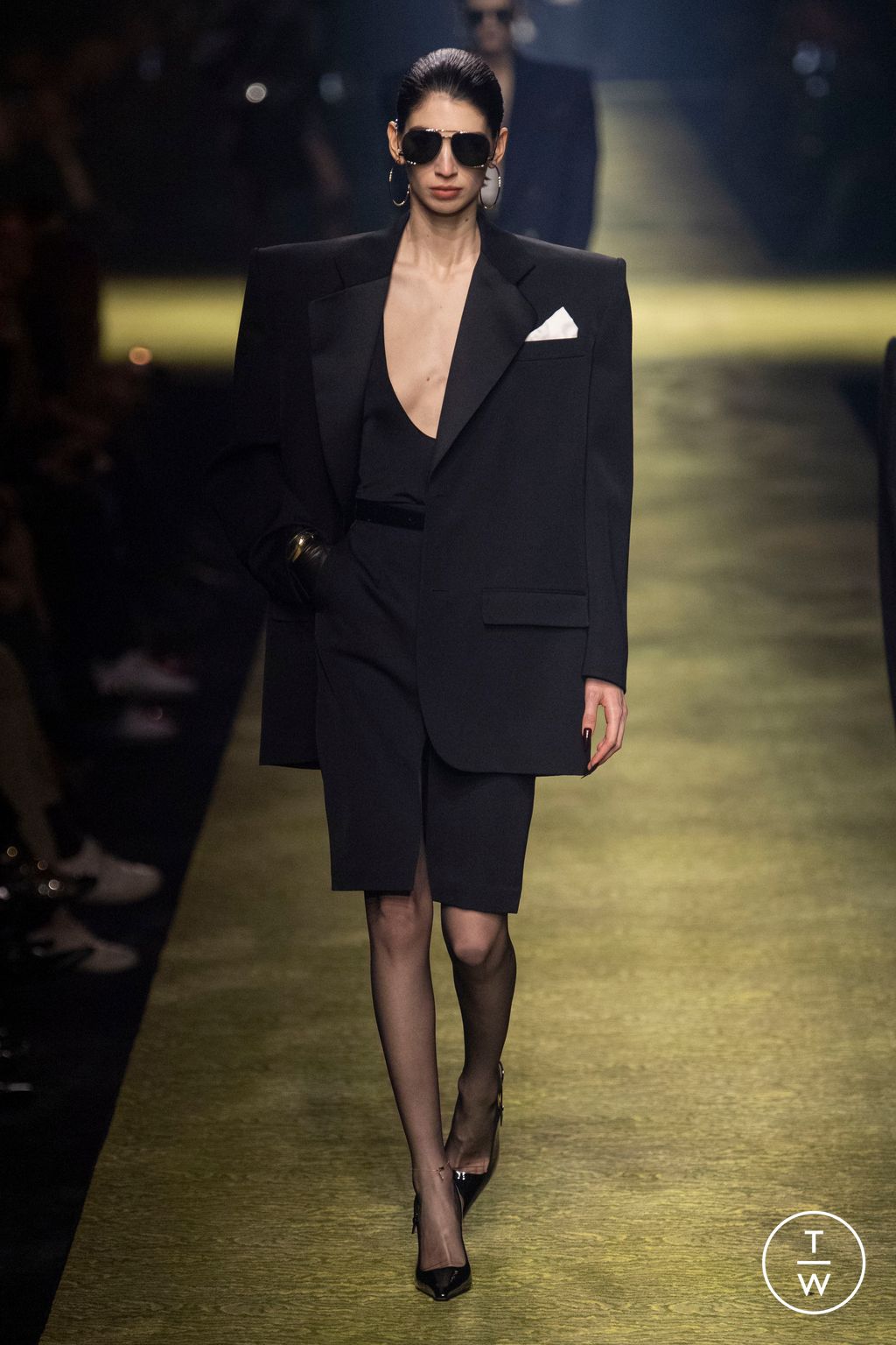 Fashion Week Paris Fall/Winter 2023 look 2 from the Saint Laurent collection 女装