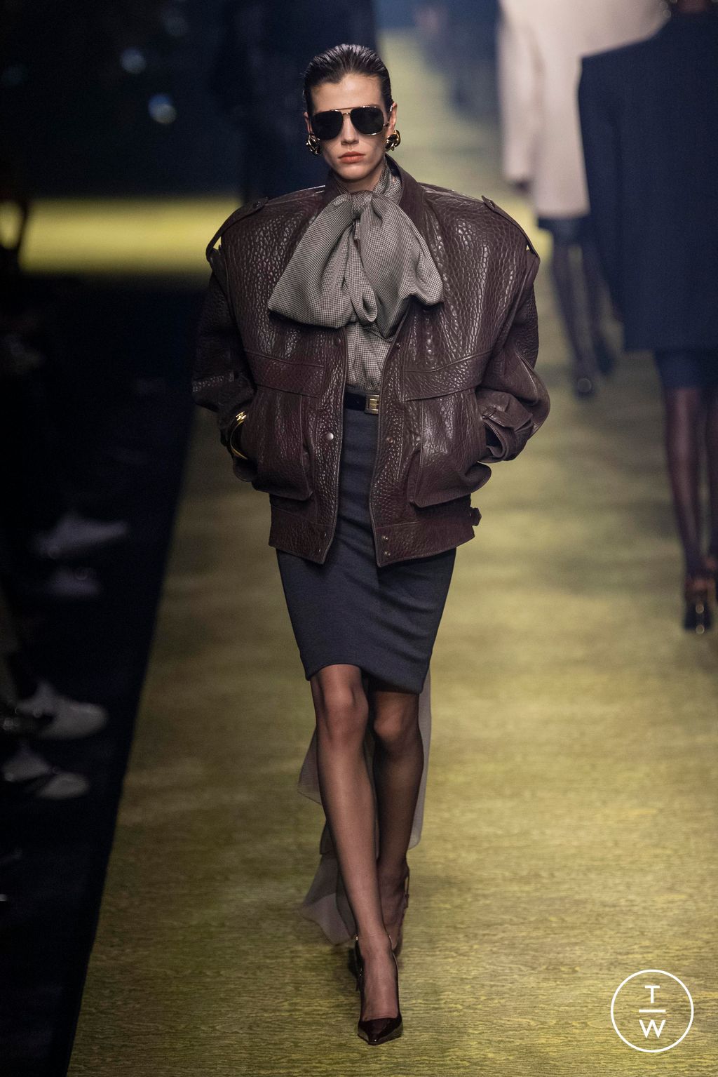 Fashion Week Paris Fall/Winter 2023 look 8 de la collection Saint Laurent womenswear