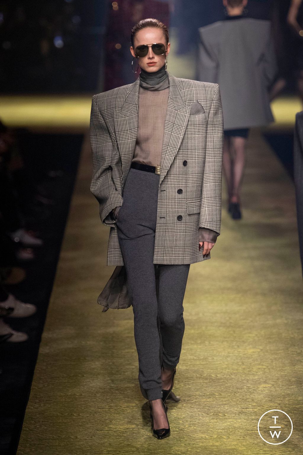 Fashion Week Paris Fall/Winter 2023 look 16 from the Saint Laurent collection 女装