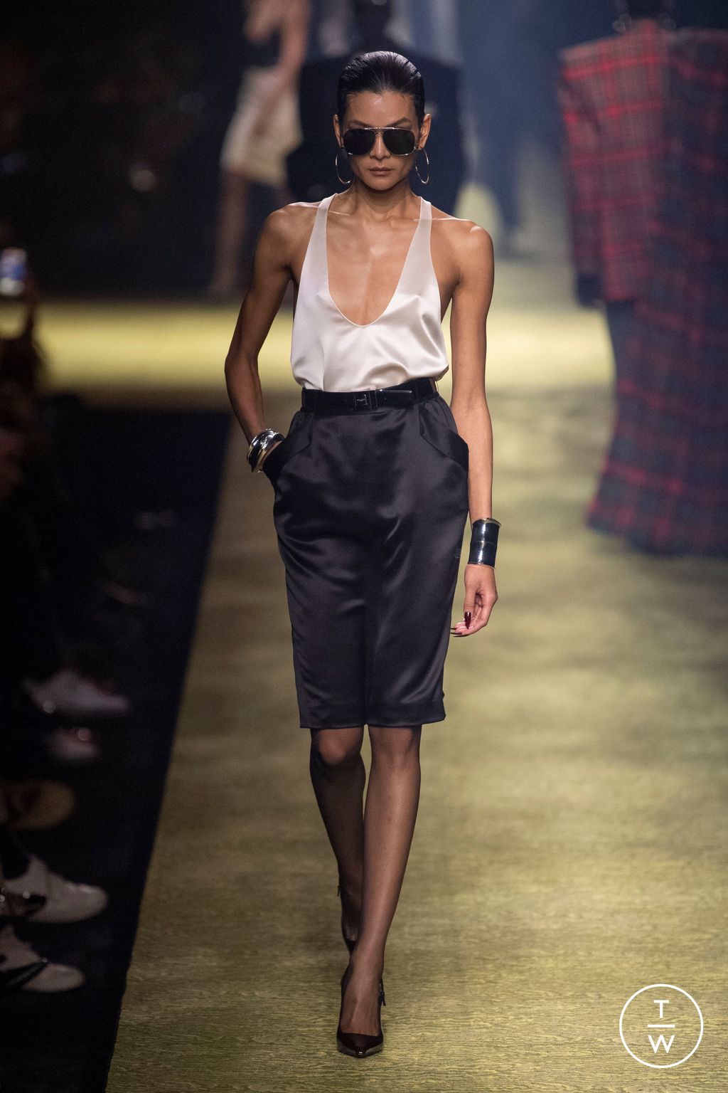 Fashion Week Paris Fall/Winter 2023 look 19 de la collection Saint Laurent womenswear