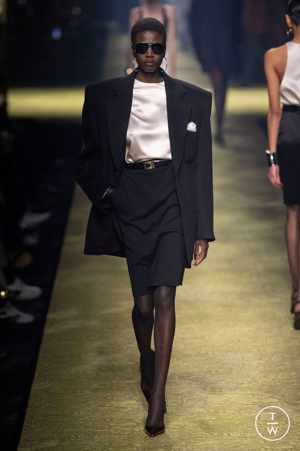 Fashion Week Paris Fall/Winter 2023 look 20 de la collection Saint Laurent womenswear
