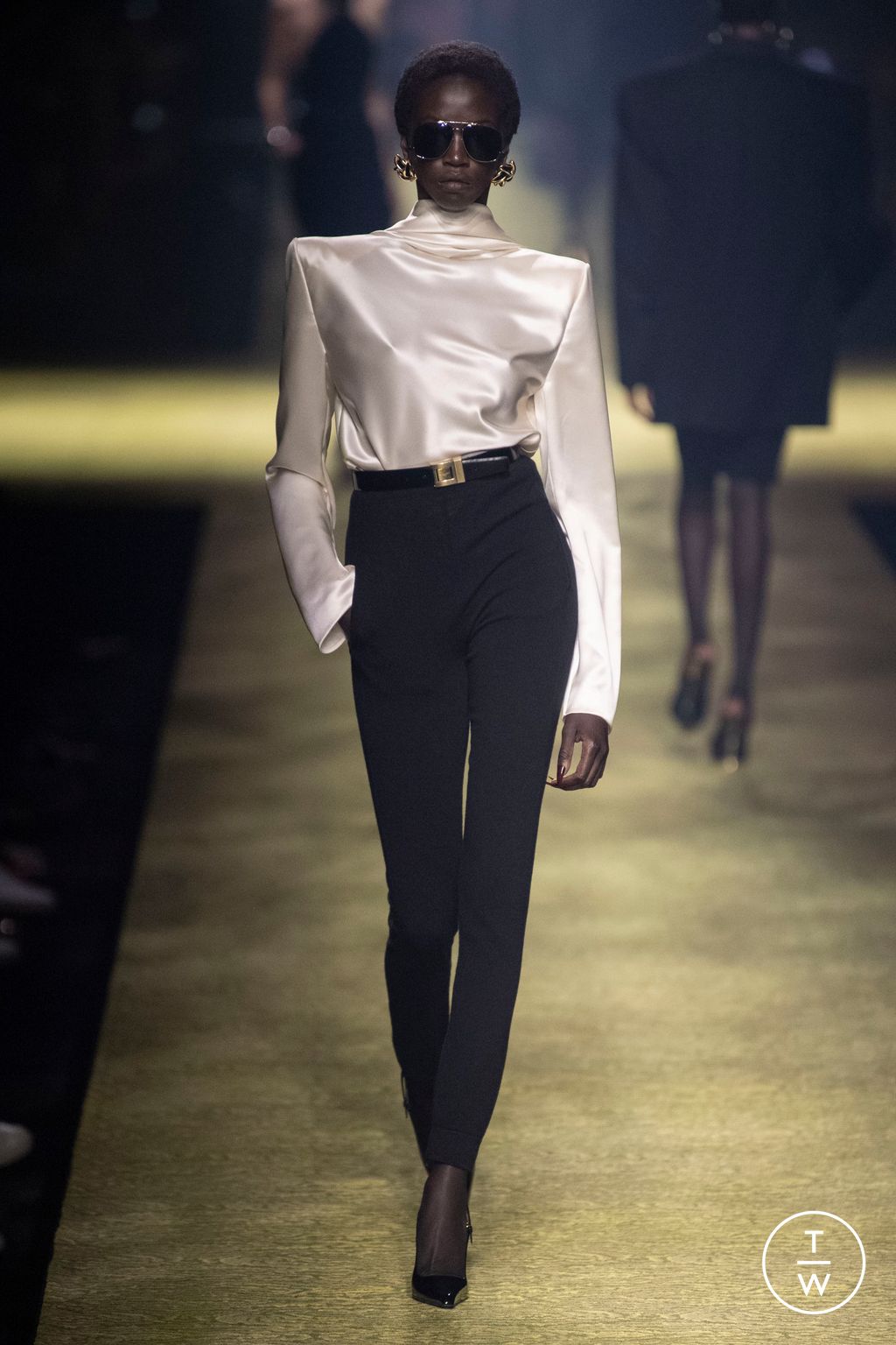 Fashion Week Paris Fall/Winter 2023 look 22 from the Saint Laurent collection 女装