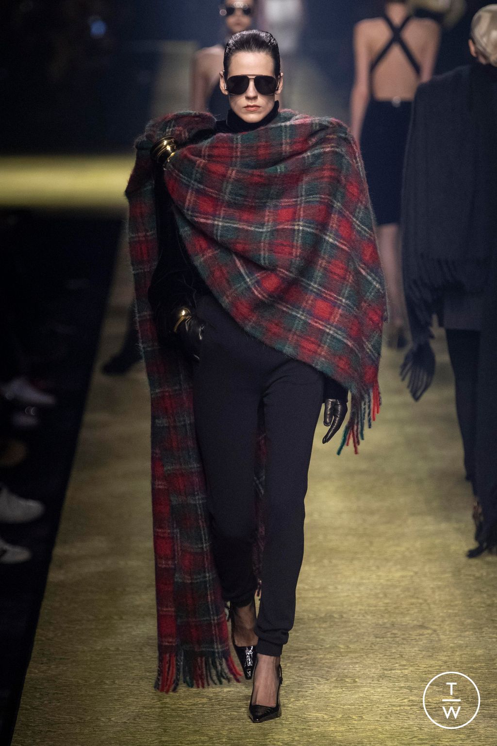 Fashion Week Paris Fall/Winter 2023 look 25 from the Saint Laurent collection 女装