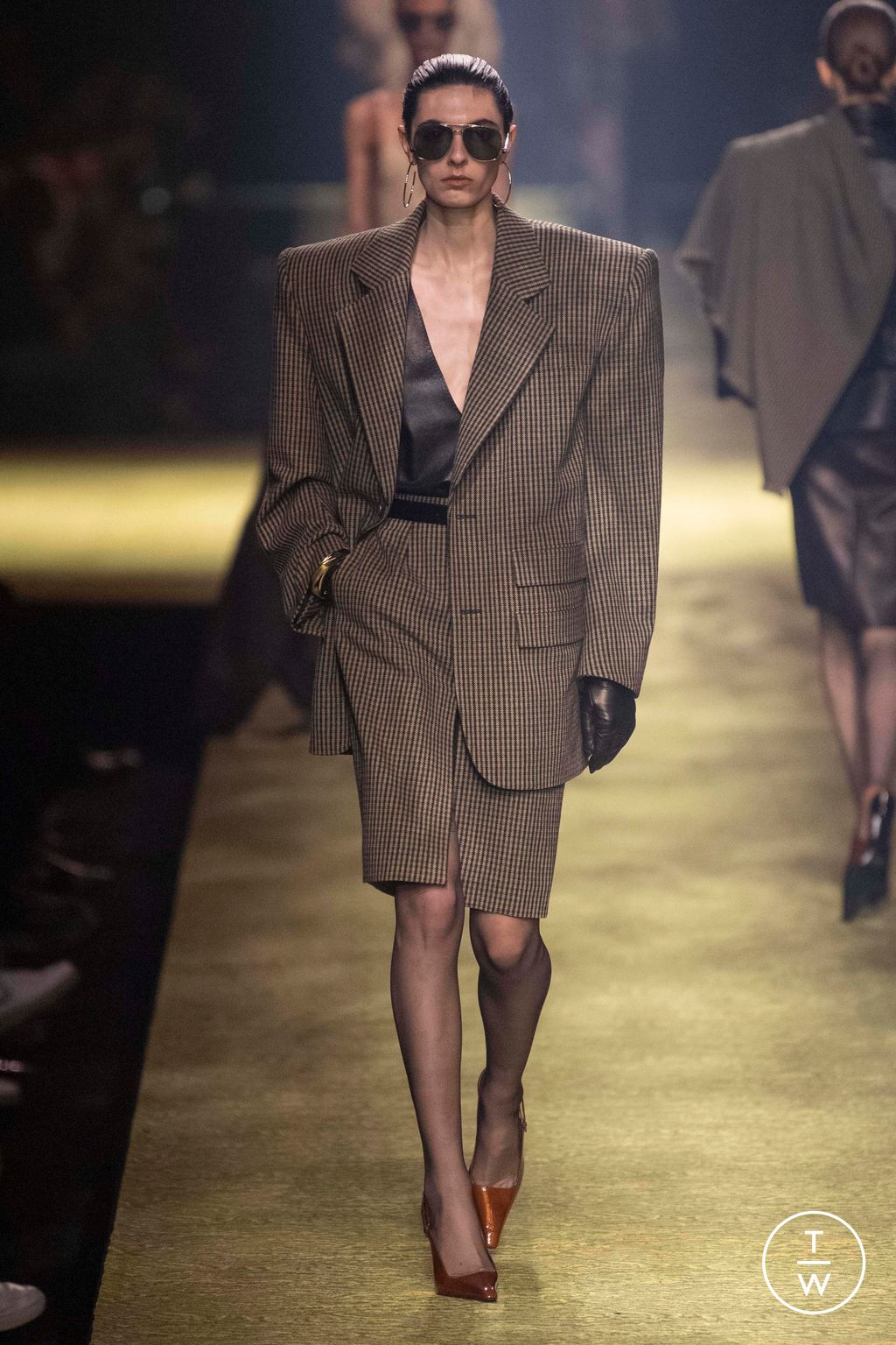 Fashion Week Paris Fall/Winter 2023 look 32 from the Saint Laurent collection 女装
