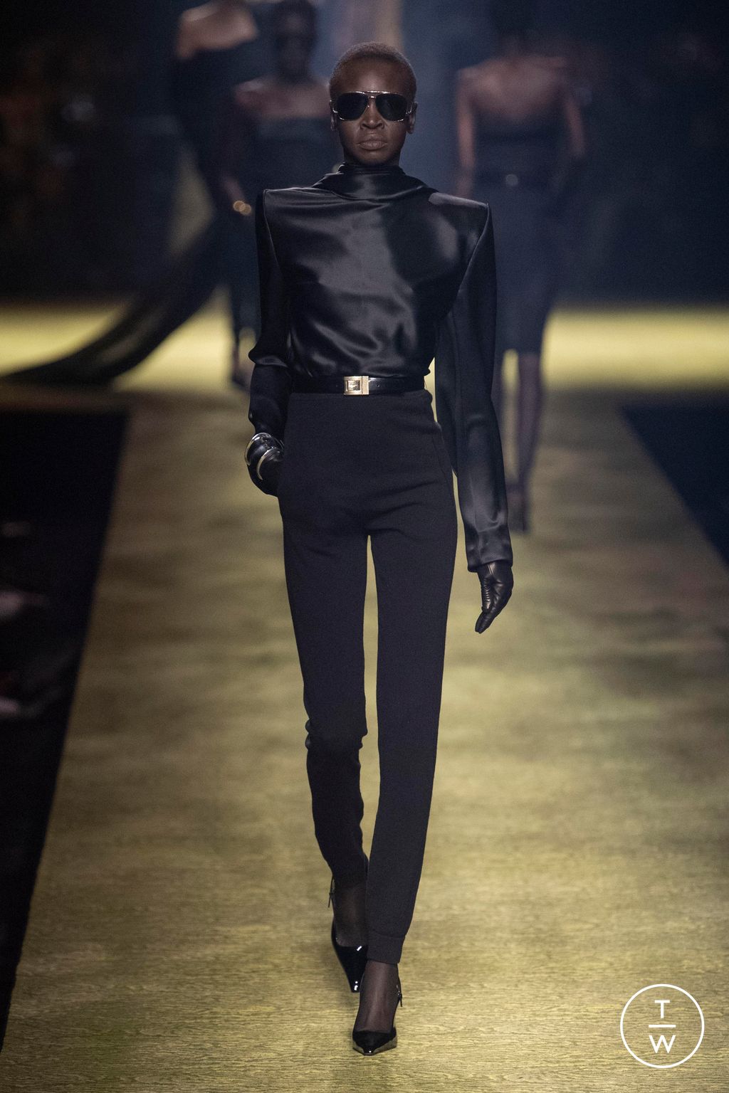 Fashion Week Paris Fall/Winter 2023 look 43 from the Saint Laurent collection 女装