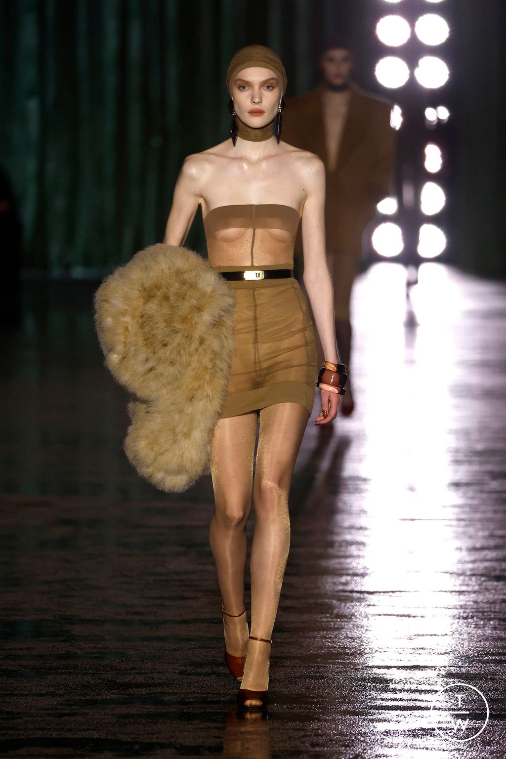 Fashion Week Paris Fall/Winter 2024 look 1 de la collection Saint Laurent womenswear
