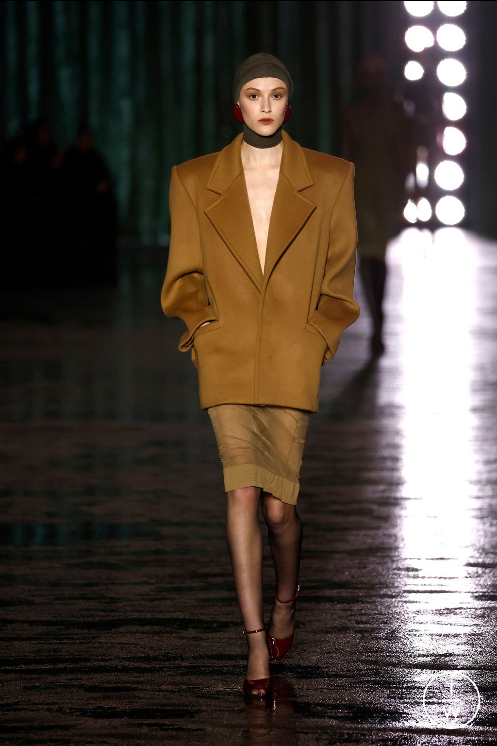 Fashion Week Paris Fall/Winter 2024 look 2 from the Saint Laurent collection 女装