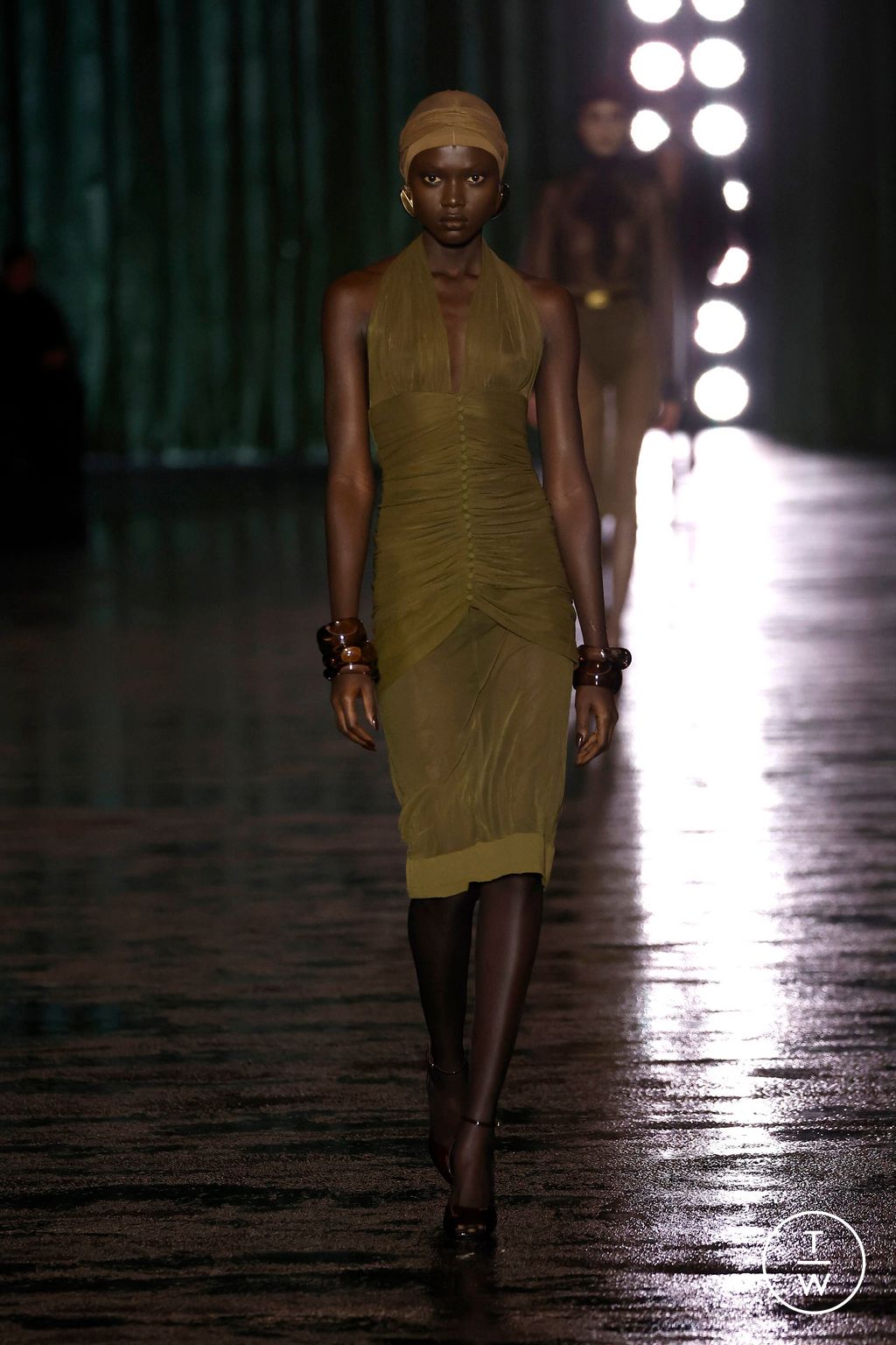 Fashion Week Paris Fall/Winter 2024 look 3 from the Saint Laurent collection 女装